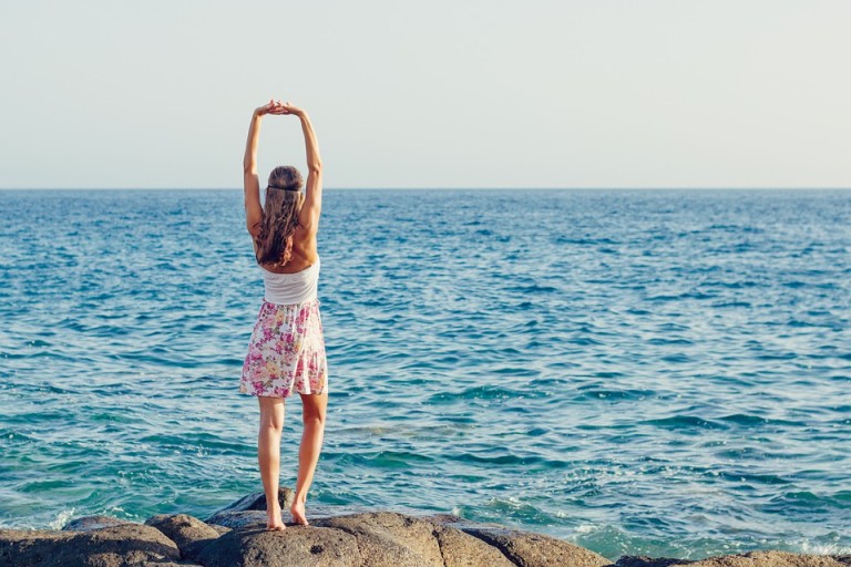 Frau am Meer perfekt enthaart