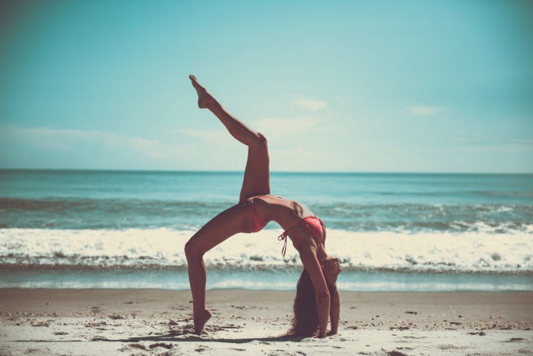 Frau mit Bikini am Strand